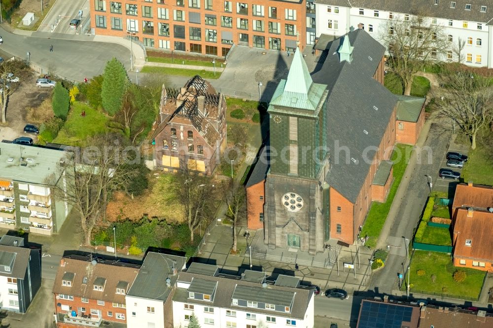 Aerial image Herne - Church building St.Marien Eickel on Herzogstrasse with fire ruin in background in the district Wanne-Eickel in Herne in the state North Rhine-Westphalia