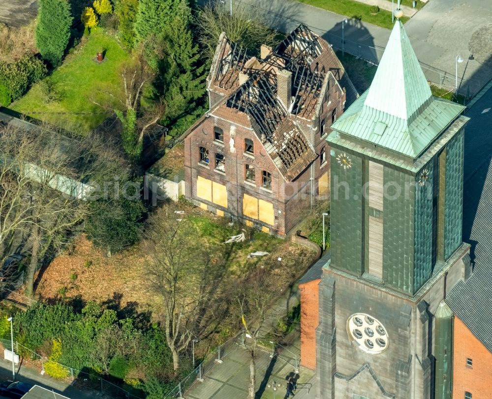 Aerial photograph Herne - Church building St.Marien Eickel on Herzogstrasse with fire ruin in background in the district Wanne-Eickel in Herne in the state North Rhine-Westphalia