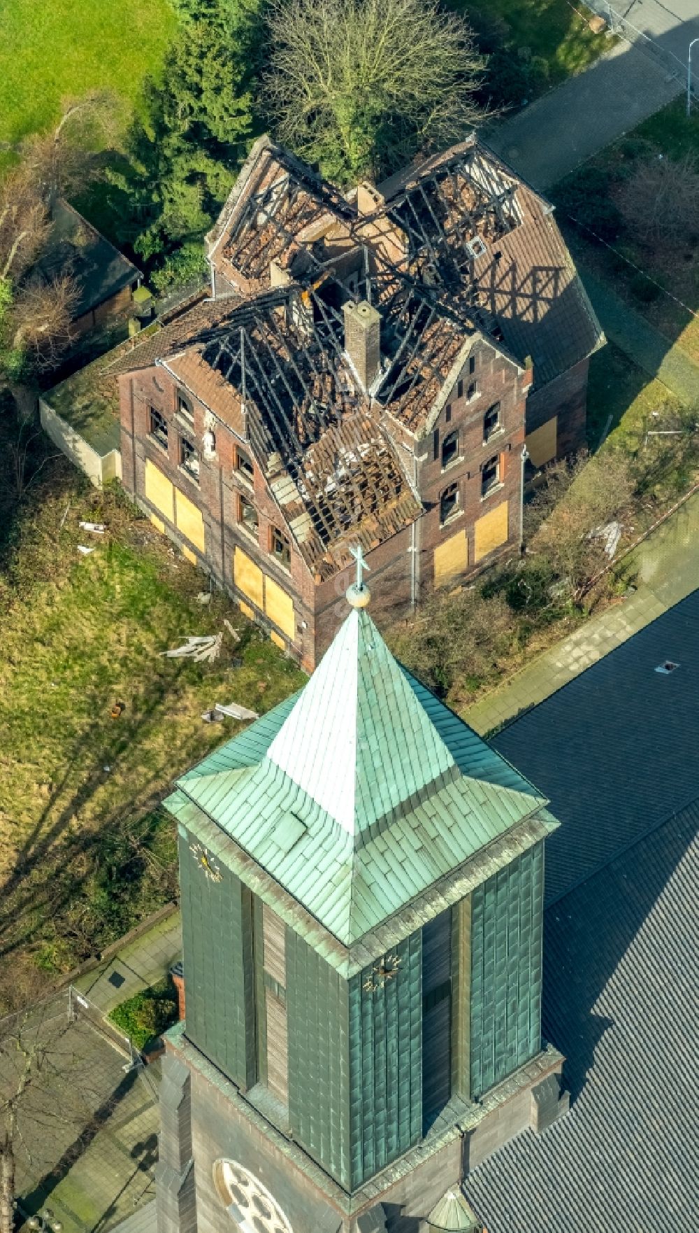 Herne from the bird's eye view: Church building St.Marien Eickel on Herzogstrasse with fire ruin in background in the district Wanne-Eickel in Herne in the state North Rhine-Westphalia