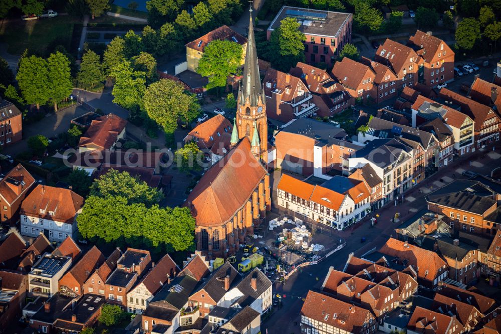 Aerial photograph Winsen (Luhe) - Church building in St.Marien Kirche Old Town- center of downtown in Winsen (Luhe) in the state Lower Saxony, Germany