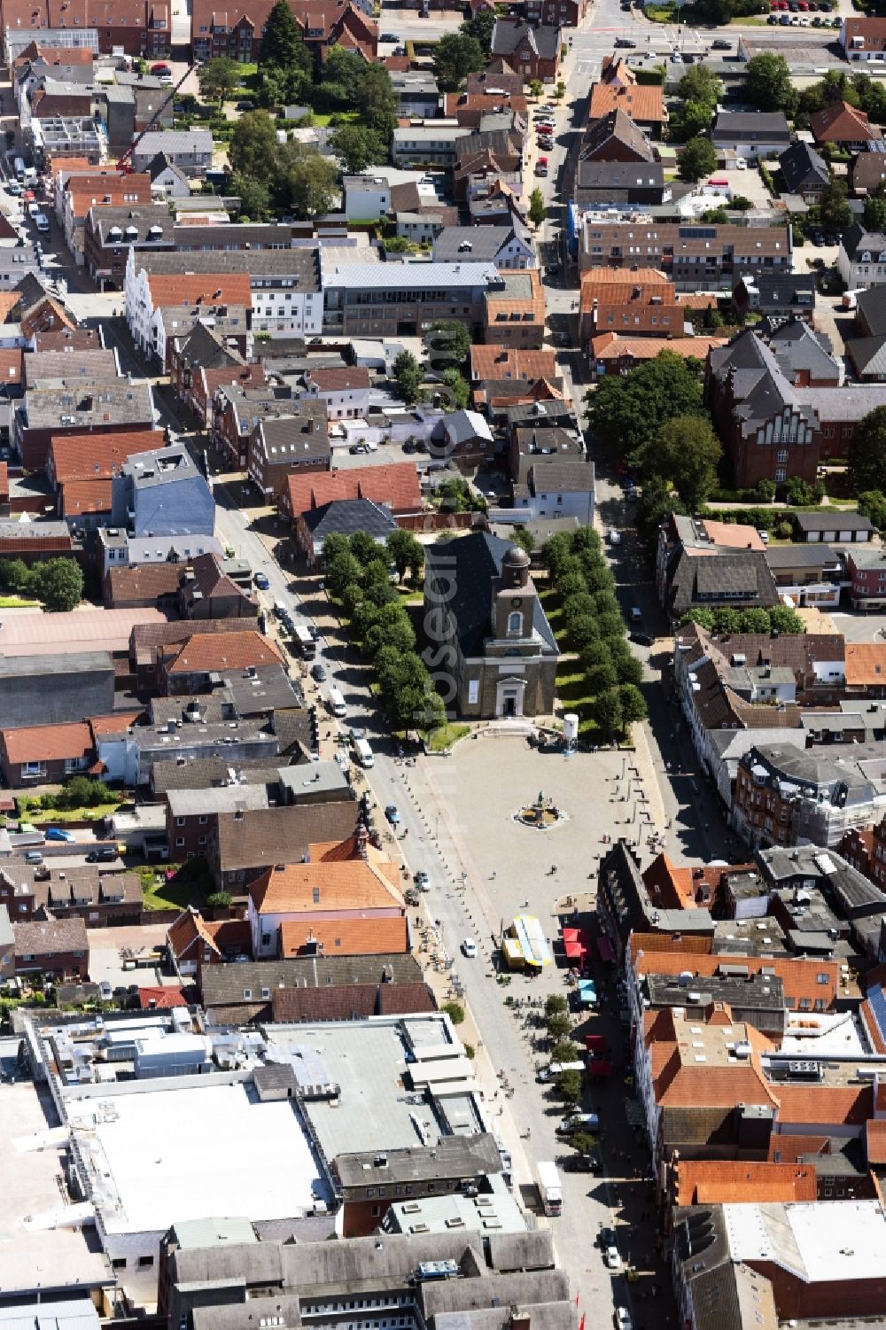 Husum from the bird's eye view: Church building in of St.Marienkirche and das Asmussen-Woldsen-Denkmal on Markt Old Town- center of downtown in Husum in the state Schleswig-Holstein, Germany