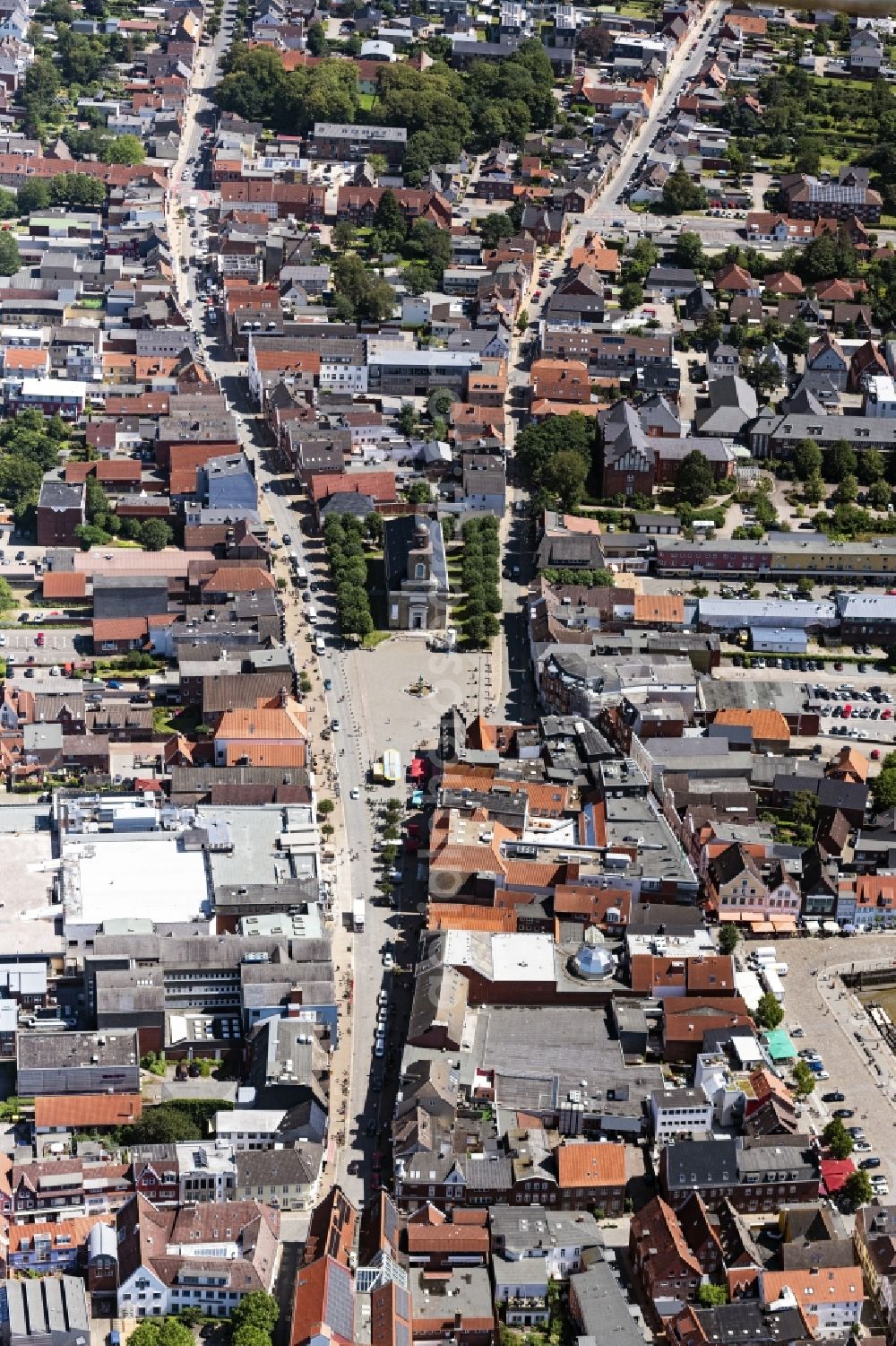 Aerial image Husum - Church building in of St.Marienkirche and das Asmussen-Woldsen-Denkmal on Markt Old Town- center of downtown in Husum in the state Schleswig-Holstein, Germany