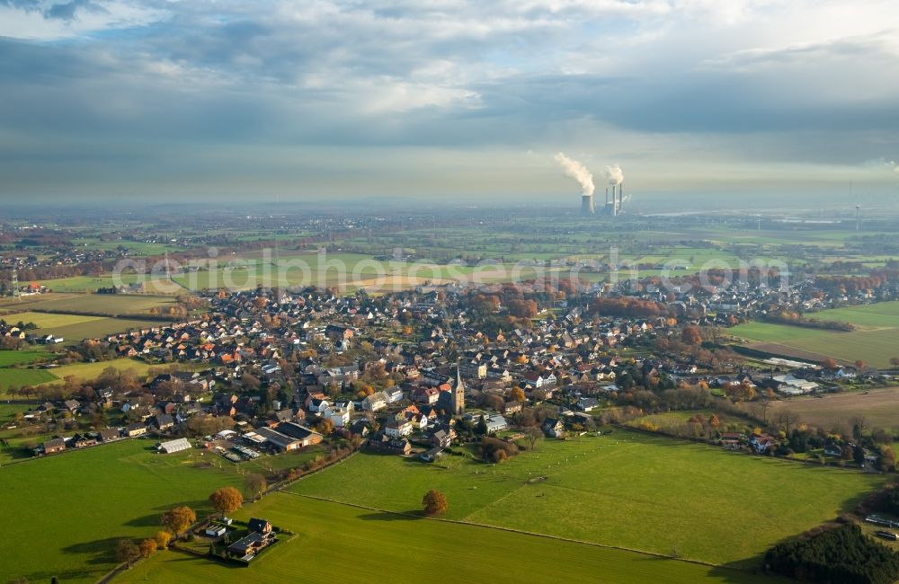 Aerial photograph Voerde (Niederrhein) - Church building St.Peter in the district Spellen in Voerde (Niederrhein) in the state North Rhine-Westphalia