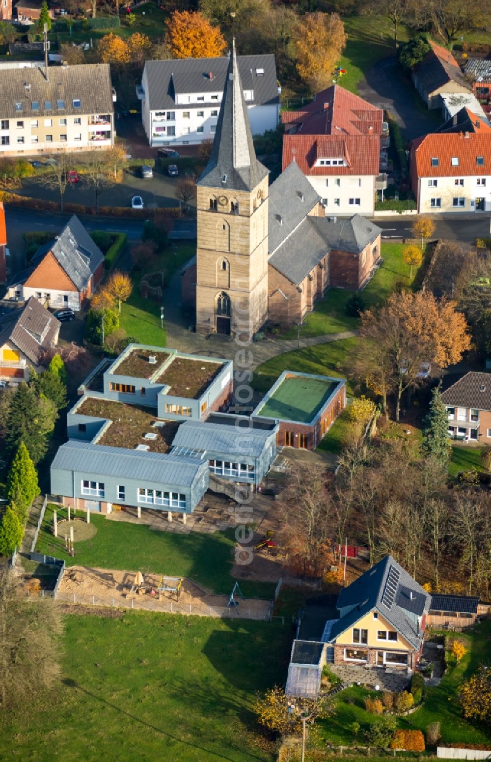 Voerde (Niederrhein) from the bird's eye view: Church building St.Peter in the district Spellen in Voerde (Niederrhein) in the state North Rhine-Westphalia