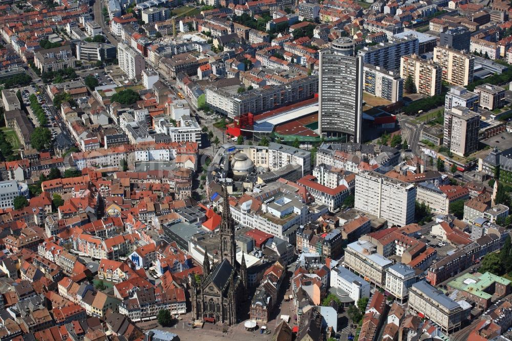 Aerial photograph Mülhausen - Church building Temple Saint-Étienne in the Old Town- center of downtown in Muelhausen in Frankreich