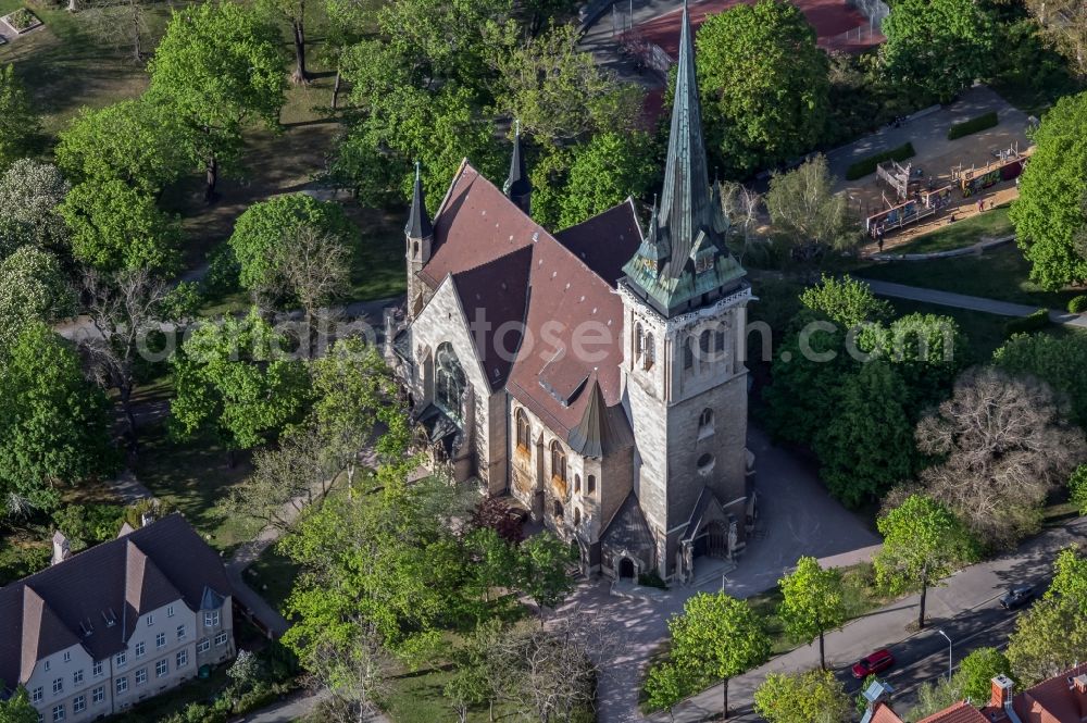 Erfurt from the bird's eye view: Church building of Thomaskirche on Schillerstrasse in Erfurt in the state Thuringia, Germany