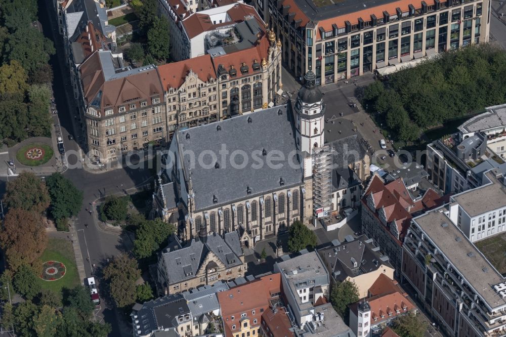 Leipzig from the bird's eye view: Church building in Thomaskirche on Thomaskirchhof Old Town- center of downtown in the district Mitte in Leipzig in the state Saxony, Germany