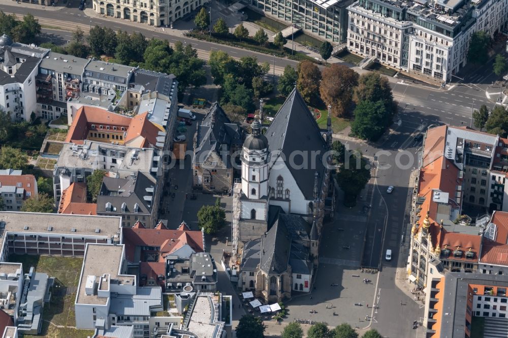 Aerial photograph Leipzig - Church building in Thomaskirche on Thomaskirchhof Old Town- center of downtown in the district Mitte in Leipzig in the state Saxony, Germany