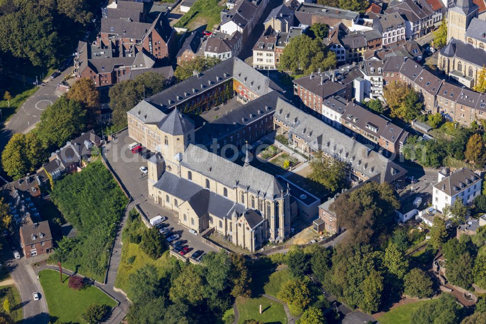 Aerial photograph Mönchengladbach - Church building of the cathedral of St. Vitus on street Abteistrasse in the district Gladbach in Moenchengladbach in the state North Rhine-Westphalia, Germany