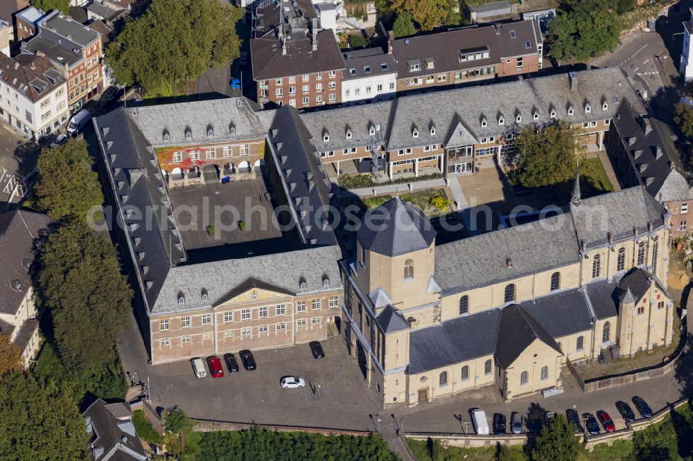 Aerial photograph Mönchengladbach - Church building of the cathedral of St. Vitus on street Abteistrasse in the district Gladbach in Moenchengladbach in the state North Rhine-Westphalia, Germany