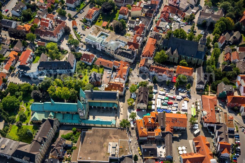 Aerial photograph Werl - Church building Wahlfahrts- Basilika Mariae Heimsuchung at the market place in Werl in the state North Rhine-Westphalia