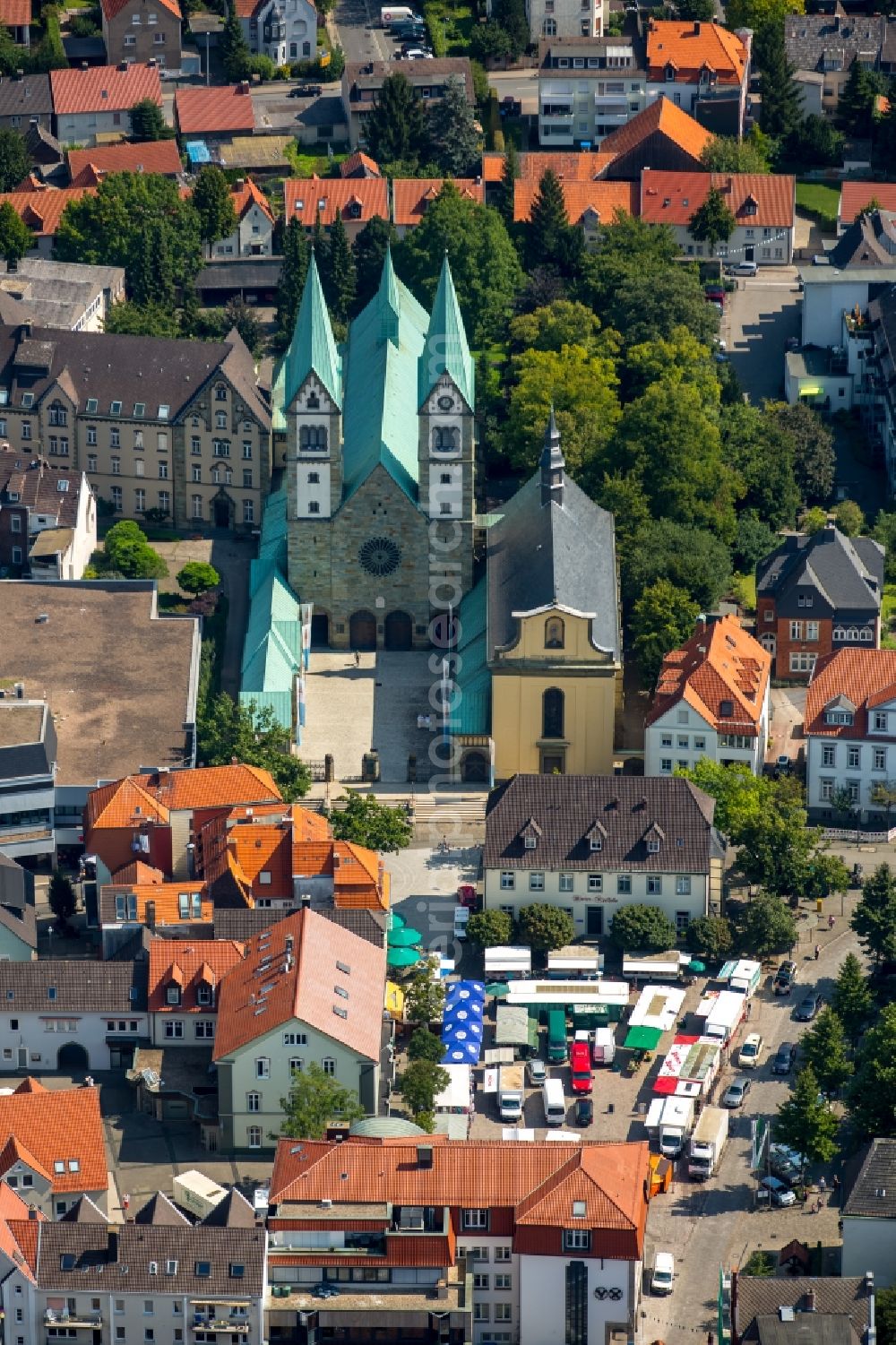 Werl from above - Church building Wahlfahrts- Basilika Mariae Heimsuchung at the market place in Werl in the state North Rhine-Westphalia