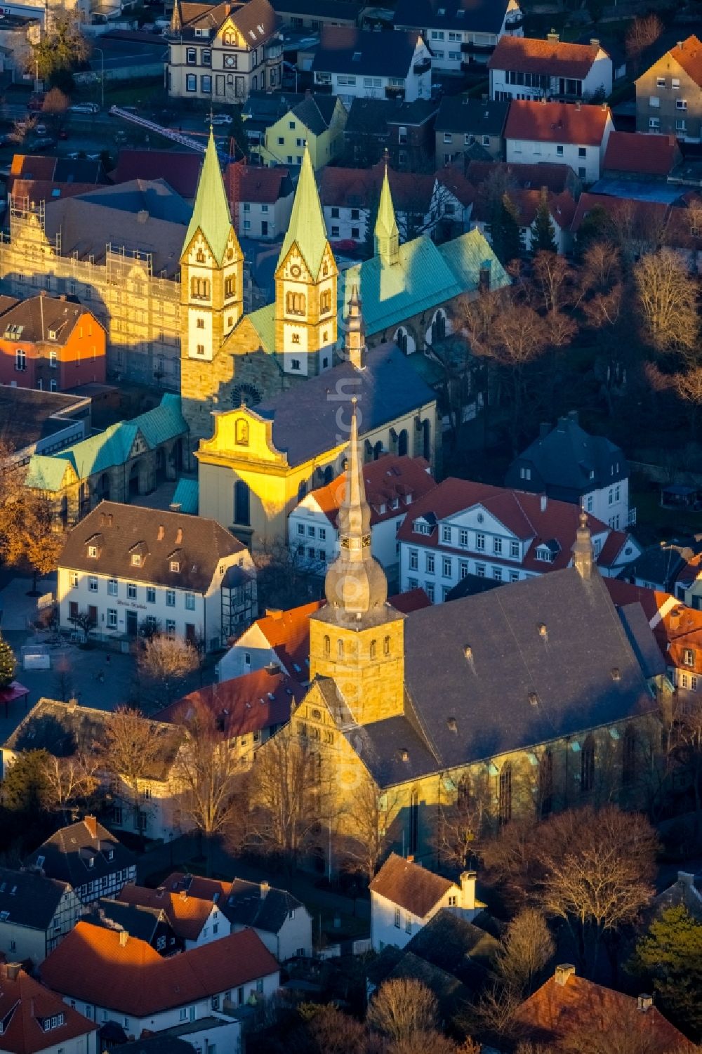 Aerial photograph Werl - Church building in St. Walburga on place Kirchplatz in the Old Town- center of downtown in Werl in the state North Rhine-Westphalia, Germany