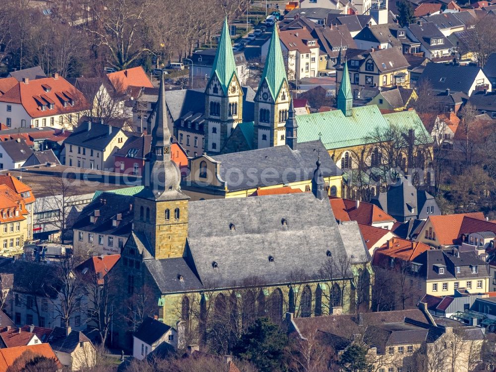 Werl from the bird's eye view: Church building in St. Walburga on place Kirchplatz in the Old Town- center of downtown in Werl in the state North Rhine-Westphalia, Germany