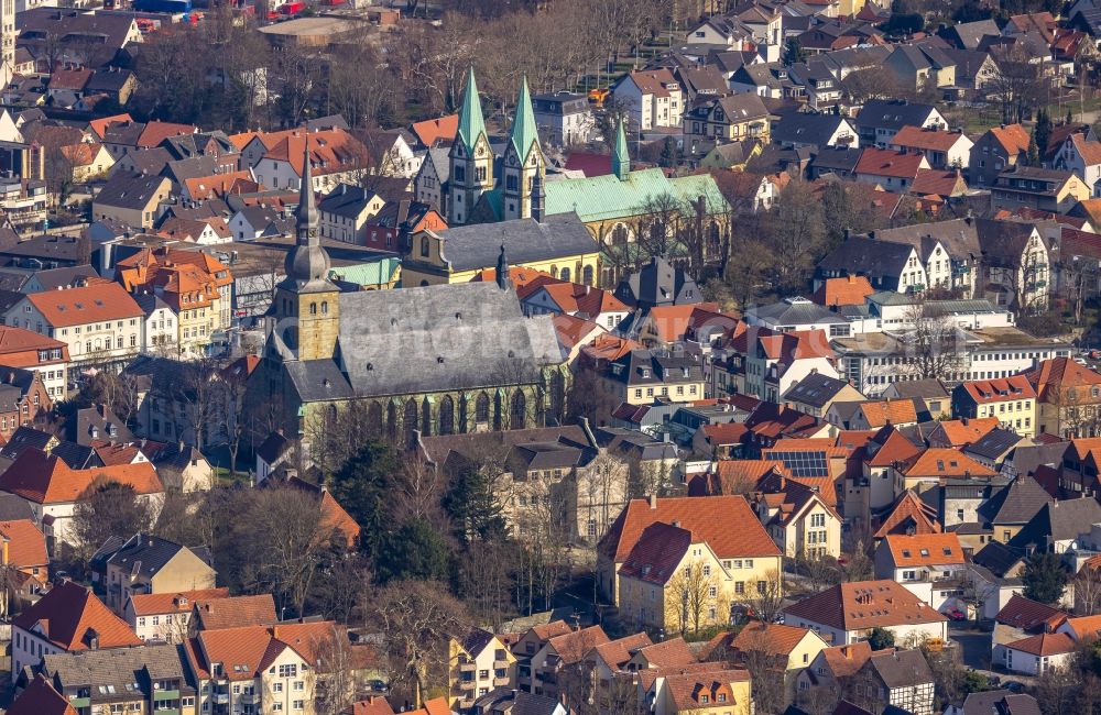 Aerial photograph Werl - Church building in St. Walburga on place Kirchplatz in the Old Town- center of downtown in Werl in the state North Rhine-Westphalia, Germany