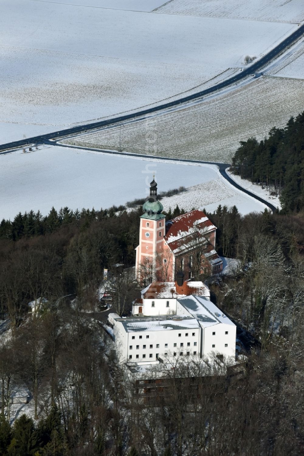 Aerial photograph Velburg - Wintry snowy Church building on Wallfahrt- und Dioezesanjugendhaus Habsberg in Velburg in the state Bavaria