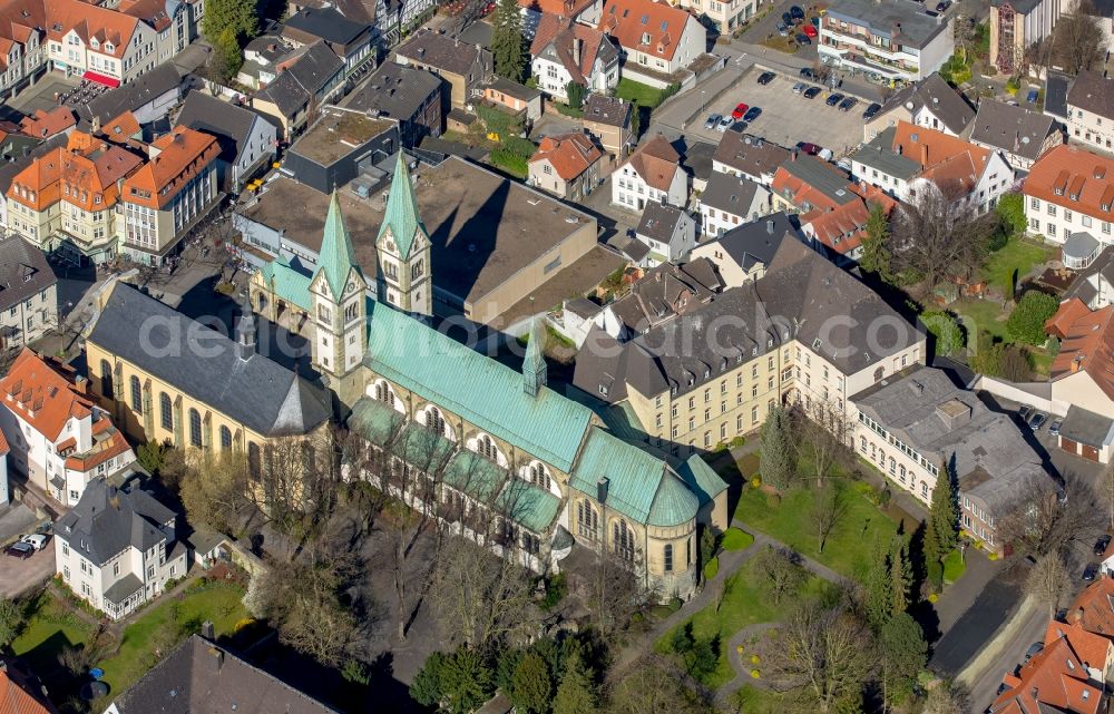 Werl from the bird's eye view: Church building of the cathedral of Wallfahrtsbasilika Mariae Heimsuchung on Walburgisstrasse in Werl in the state North Rhine-Westphalia