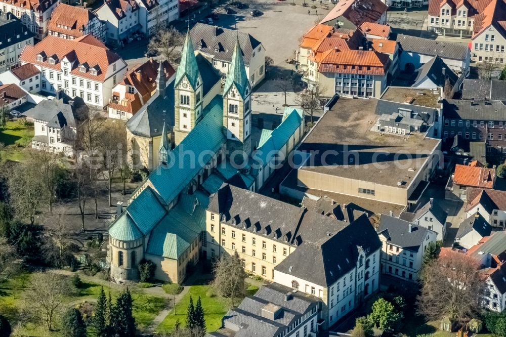 Aerial image Werl - Church building of the cathedral of Wallfahrtsbasilika Mariae Heimsuchung on Walburgisstrasse in Werl in the state North Rhine-Westphalia