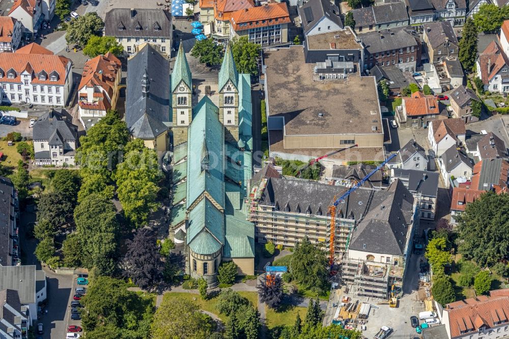 Werl from above - Church building of the cathedral of Wallfahrtsbasilika Mariae Heimsuchung on Walburgisstrasse in Werl in the state North Rhine-Westphalia