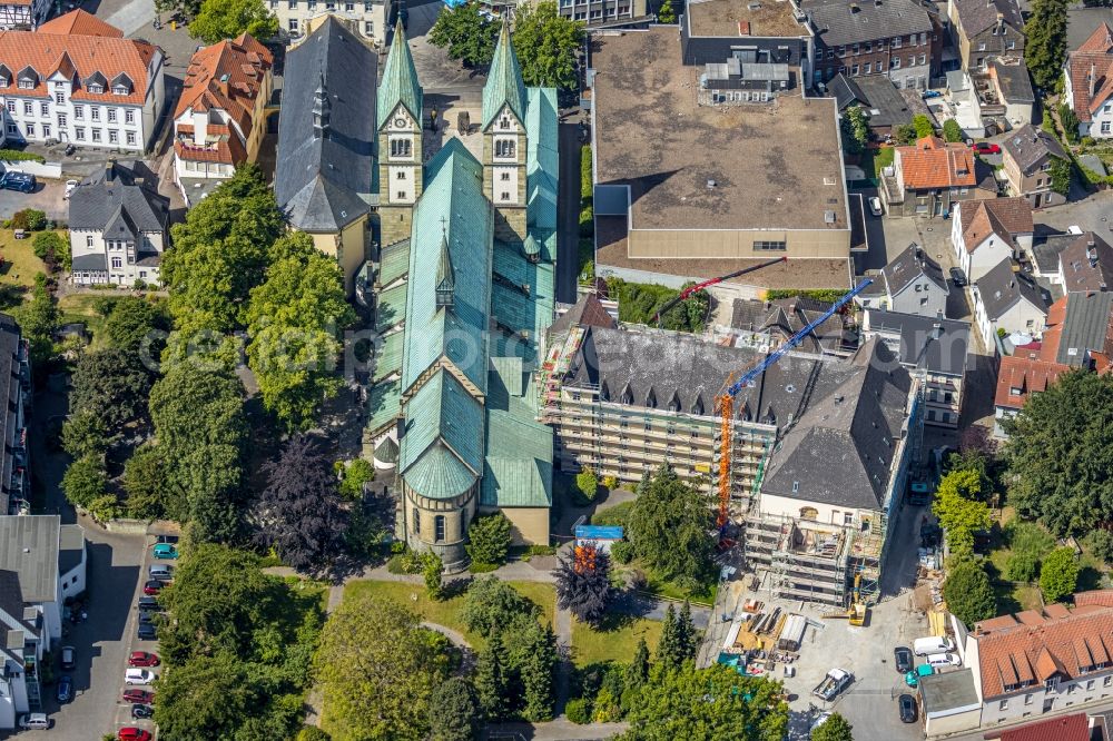 Werl from the bird's eye view: Church building of the cathedral of Wallfahrtsbasilika Mariae Heimsuchung on Walburgisstrasse in Werl in the state North Rhine-Westphalia