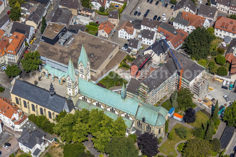 Aerial image Werl - Church building of the cathedral of Wallfahrtsbasilika Mariae Heimsuchung on Walburgisstrasse in Werl in the state North Rhine-Westphalia