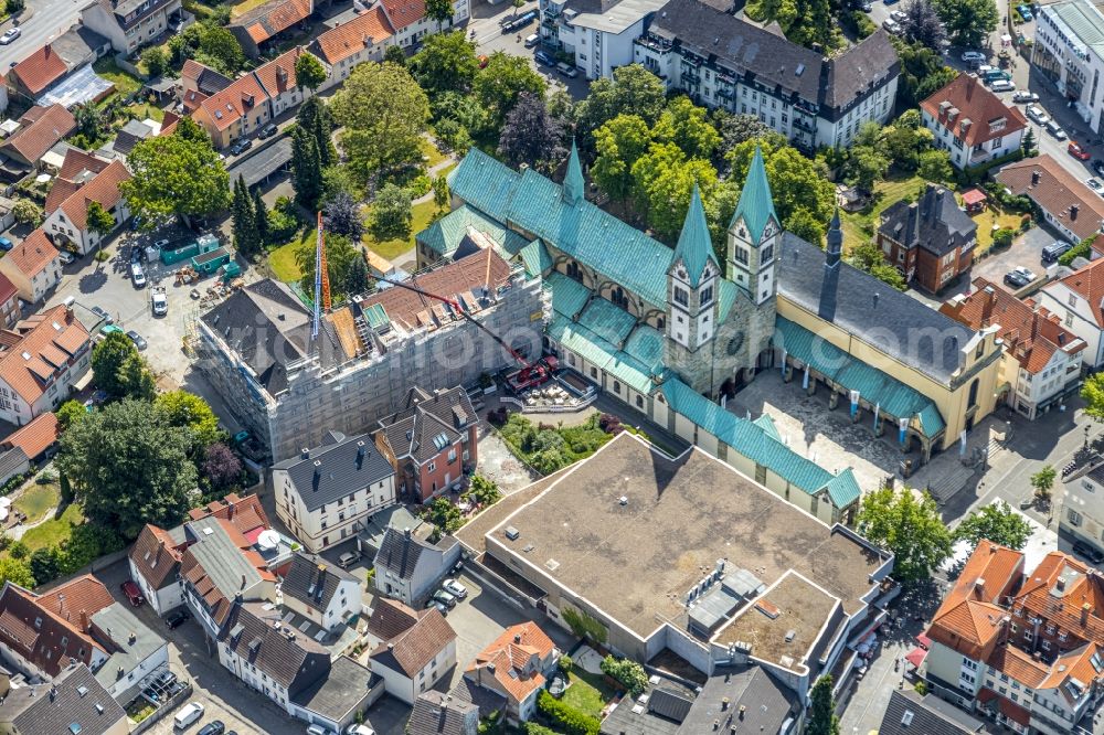 Aerial photograph Werl - Church building of the cathedral of Wallfahrtsbasilika Mariae Heimsuchung on Walburgisstrasse in Werl in the state North Rhine-Westphalia