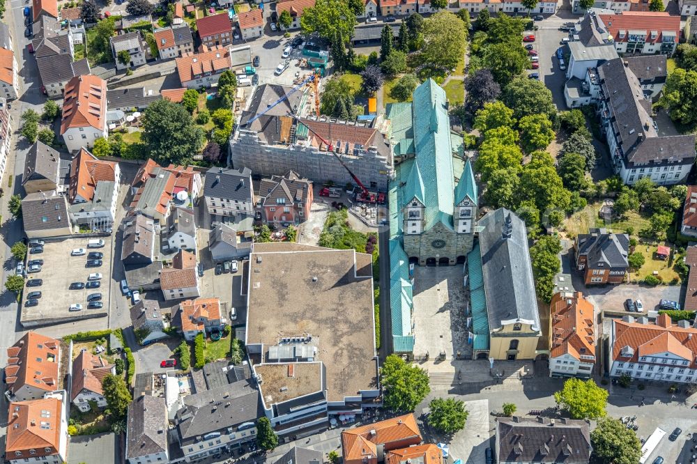 Werl from above - Church building of the cathedral of Wallfahrtsbasilika Mariae Heimsuchung on Walburgisstrasse in Werl in the state North Rhine-Westphalia