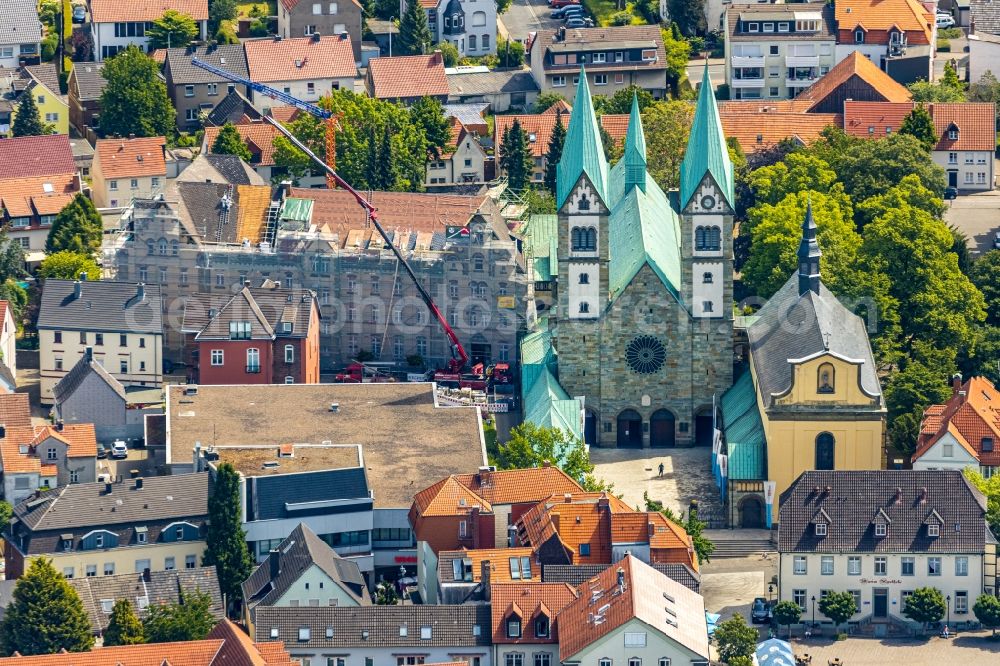 Werl from the bird's eye view: Church building of the cathedral of Wallfahrtsbasilika Mariae Heimsuchung on Walburgisstrasse in Werl in the state North Rhine-Westphalia