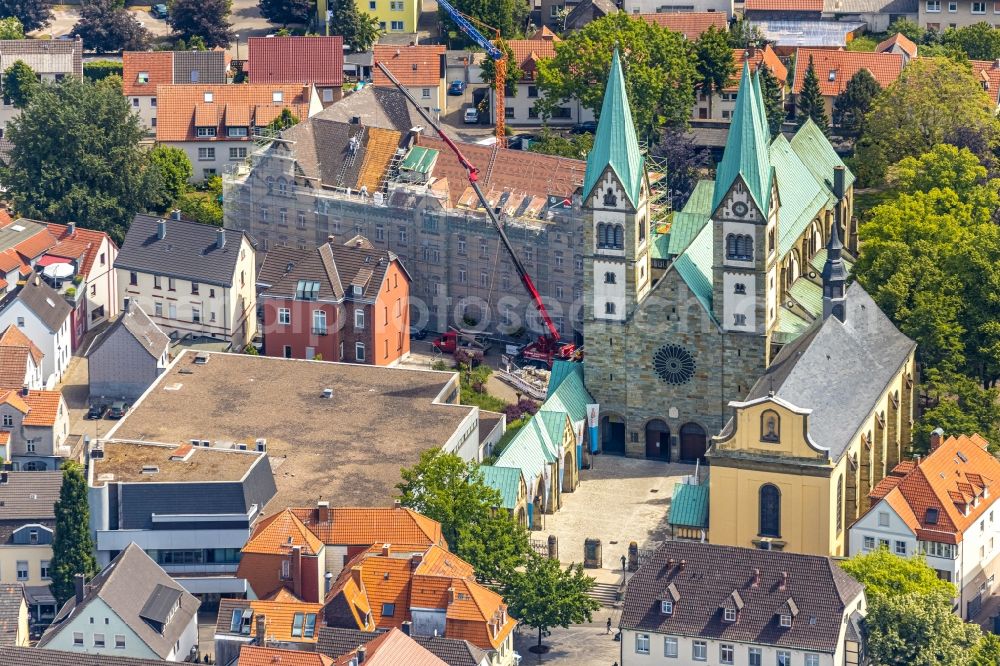 Aerial image Werl - Church building of the cathedral of Wallfahrtsbasilika Mariae Heimsuchung on Walburgisstrasse in Werl in the state North Rhine-Westphalia