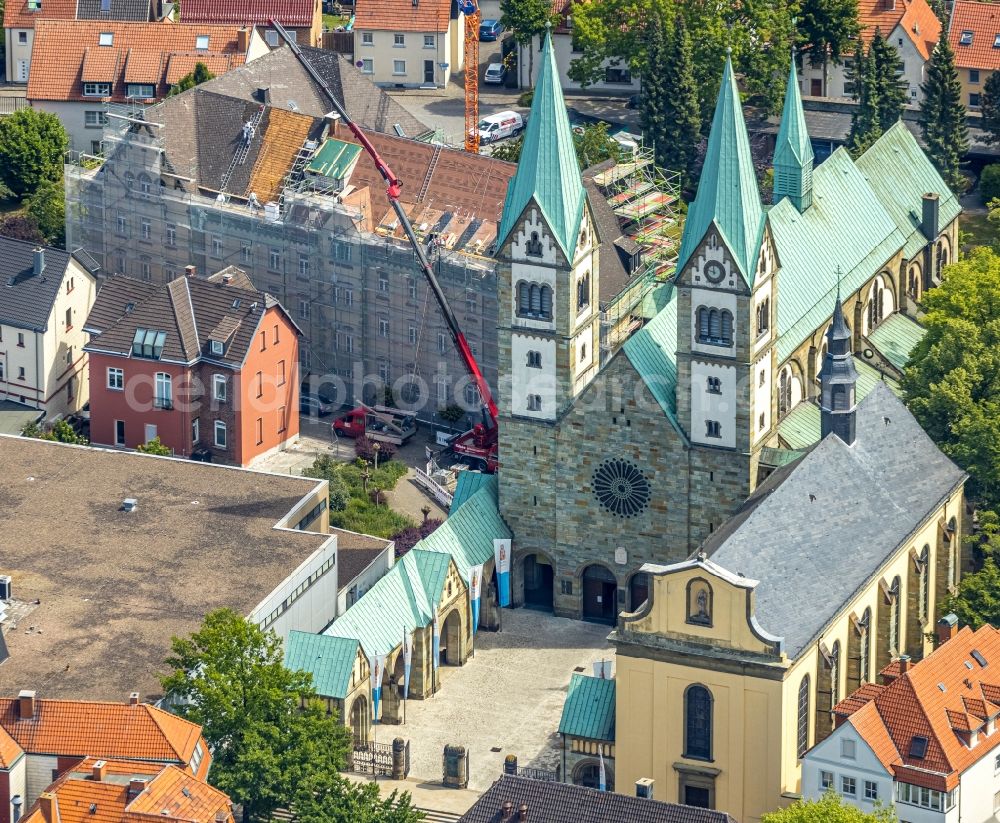 Aerial photograph Werl - Church building of the cathedral of Wallfahrtsbasilika Mariae Heimsuchung on Walburgisstrasse in Werl in the state North Rhine-Westphalia