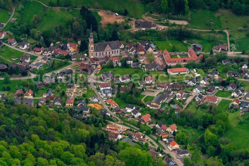 Aerial photograph Ettenheimmünster - Church building Wallfahrtskirche St. Landelin in the village of on street Muenstertalstrasse in Ettenheimmuenster in the state Baden-Wuerttemberg, Germany