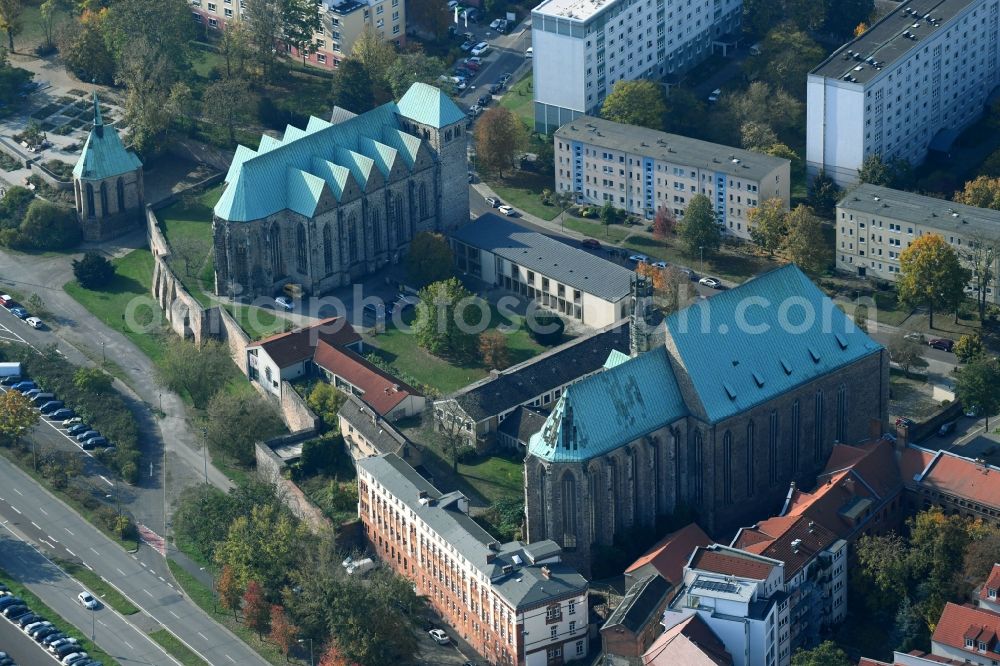 Magdeburg from the bird's eye view: Church building Wallonerkirche and die Petrikirche Magdeburg on Neustaedter Strasse in the district Altstadt in Magdeburg in the state Saxony-Anhalt, Germany