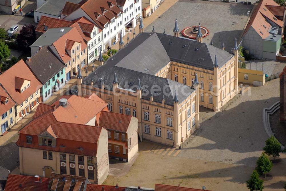 Bützow from the bird's eye view: Blick auf das Rathaus Bützow an der Stiftskirche St. Maria, St. Johannes und St. Elisabeth. Kontakt Sekretariat: Rathaus Bützow, Am Markt 1, 18246 Bützow, Tel. 038461 50112