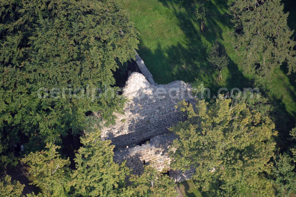 Loburg from above - Strasse der Romanik: Die heute noch erhaltene Ruine der Kirche Unser Lieben Frauen stammt als ein sorgfältig gequaderter Feldsteinbau aus der 2. Hälfte des 12. Jh. Um das Jahr 1900 wurde die Kirche als Ruine restauriert. Loburg 2007/08/07 The ruins of the church of Unser Lieben Frauen still stand today as an example of fine ashlar fieldstone masonry, dating back to the second half of the 12th century. The church was restored as a ruin around 1900. (