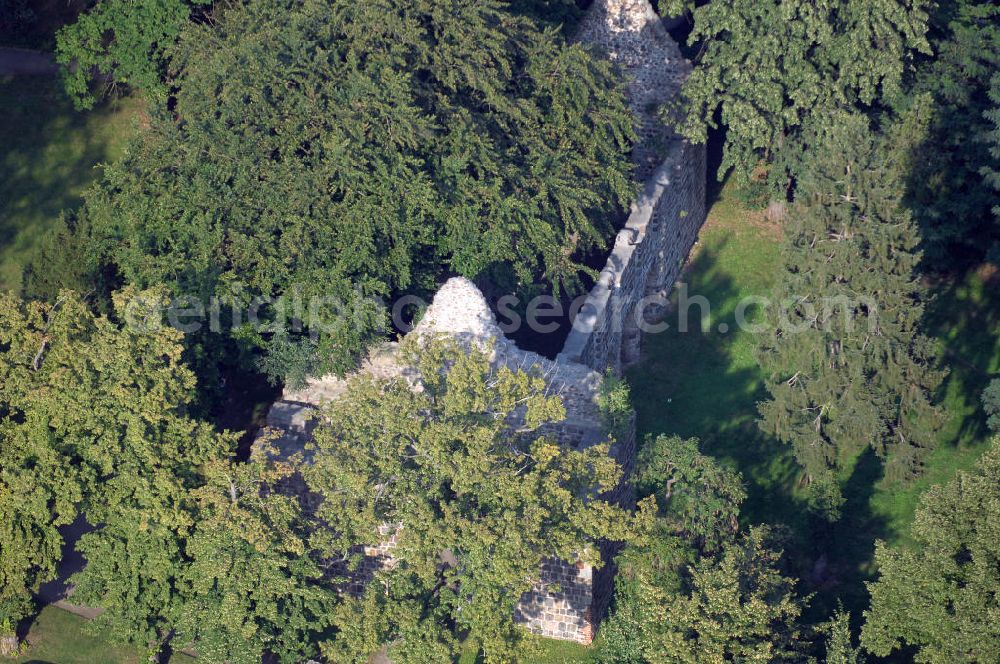 Loburg from the bird's eye view: Strasse der Romanik: Die heute noch erhaltene Ruine der Kirche Unser Lieben Frauen stammt als ein sorgfältig gequaderter Feldsteinbau aus der 2. Hälfte des 12. Jh. Um das Jahr 1900 wurde die Kirche als Ruine restauriert. Loburg 2007/08/07 The ruins of the church of Unser Lieben Frauen still stand today as an example of fine ashlar fieldstone masonry, dating back to the second half of the 12th century. The church was restored as a ruin around 1900. (