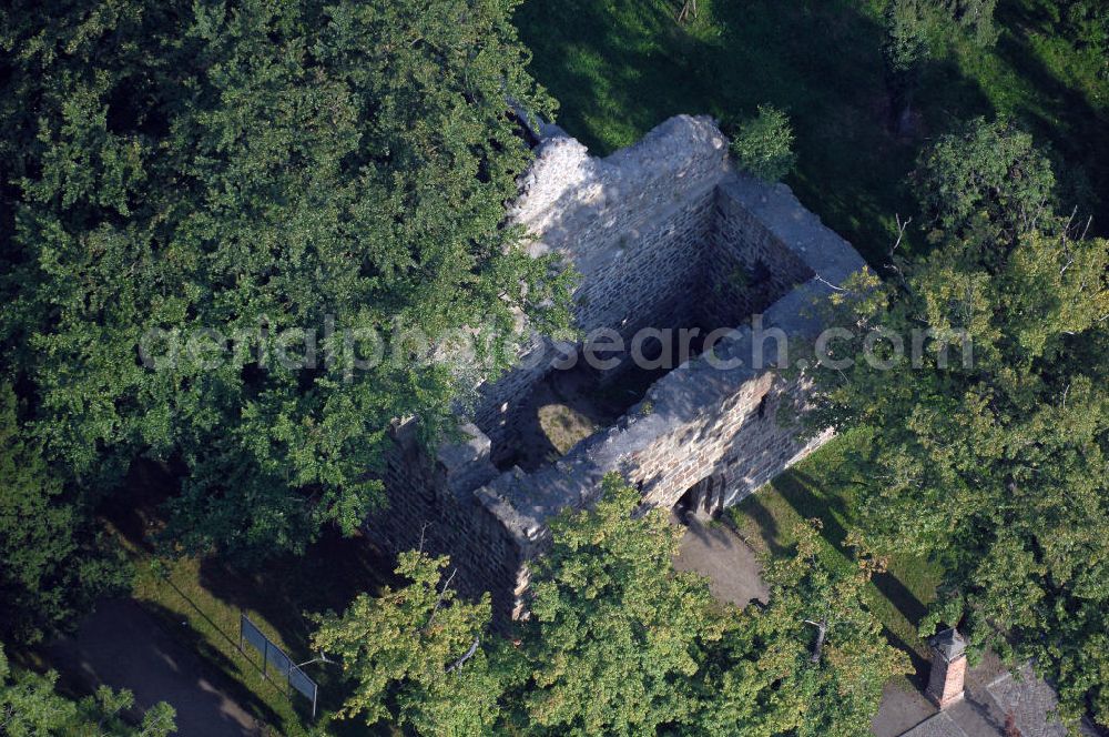 Loburg from above - Strasse der Romanik: Die heute noch erhaltene Ruine der Kirche Unser Lieben Frauen stammt als ein sorgfältig gequaderter Feldsteinbau aus der 2. Hälfte des 12. Jh. Um das Jahr 1900 wurde die Kirche als Ruine restauriert. Loburg 2007/08/07 The ruins of the church of Unser Lieben Frauen still stand today as an example of fine ashlar fieldstone masonry, dating back to the second half of the 12th century. The church was restored as a ruin around 1900. (