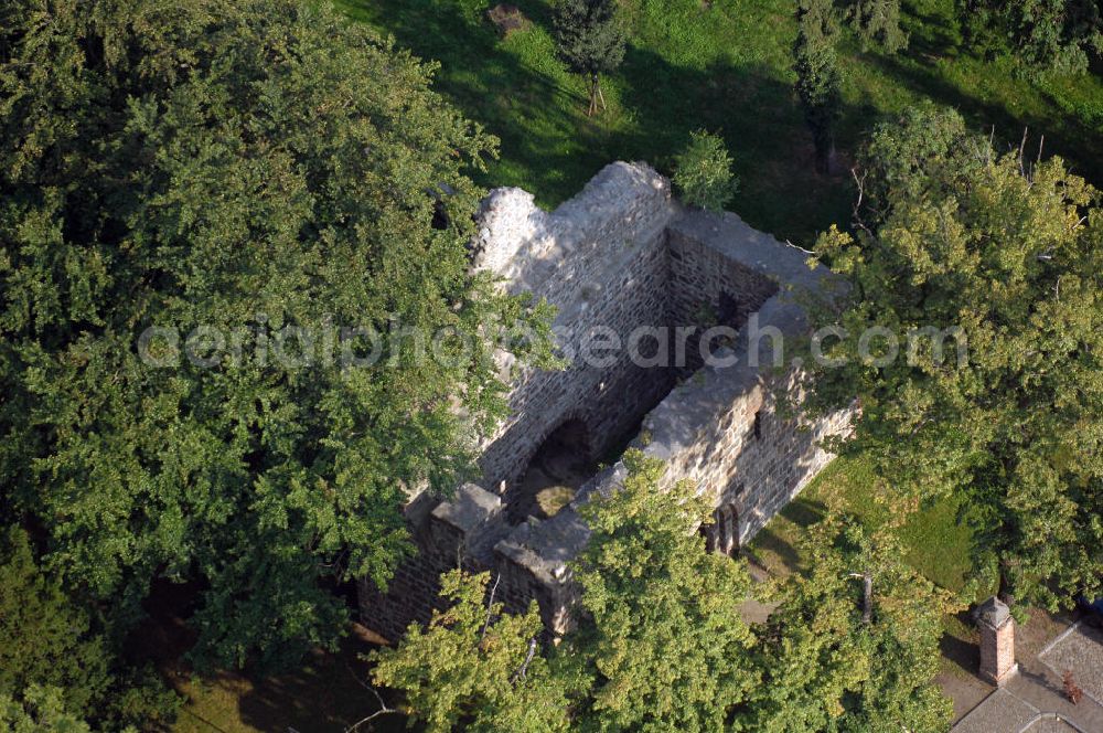 Loburg from the bird's eye view: Strasse der Romanik: Die heute noch erhaltene Ruine der Kirche Unser Lieben Frauen stammt als ein sorgfältig gequaderter Feldsteinbau aus der 2. Hälfte des 12. Jh. Um das Jahr 1900 wurde die Kirche als Ruine restauriert. Loburg 2007/08/07 The ruins of the church of Unser Lieben Frauen still stand today as an example of fine ashlar fieldstone masonry, dating back to the second half of the 12th century. The church was restored as a ruin around 1900. (