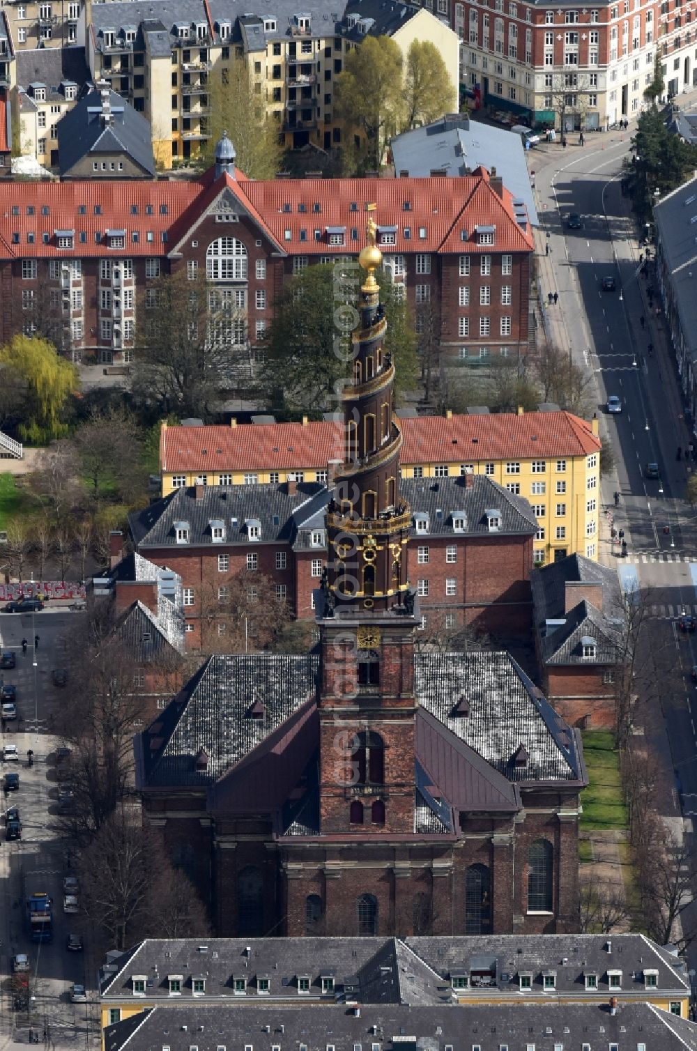 Kopenhagen from the bird's eye view: Church tower and tower roof at the church building of Vor Frelsers Kirke Sonkt on Annae Gade in Copenhagen in Region Hovedstaden, Denmark