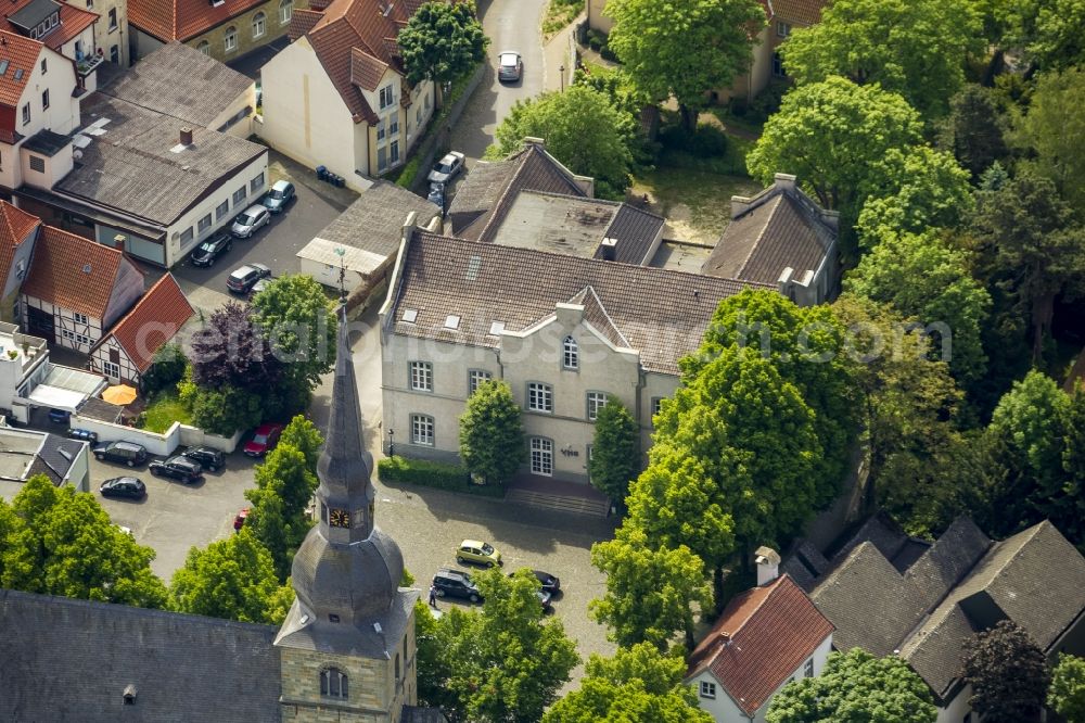 Aerial photograph Werl - Behind the church tower of the St. Walburga-church, built in the 14th century, lies the Kirchplatz of Werl in the state North Rhine-Westphalia. Today the community college can be found at the church square