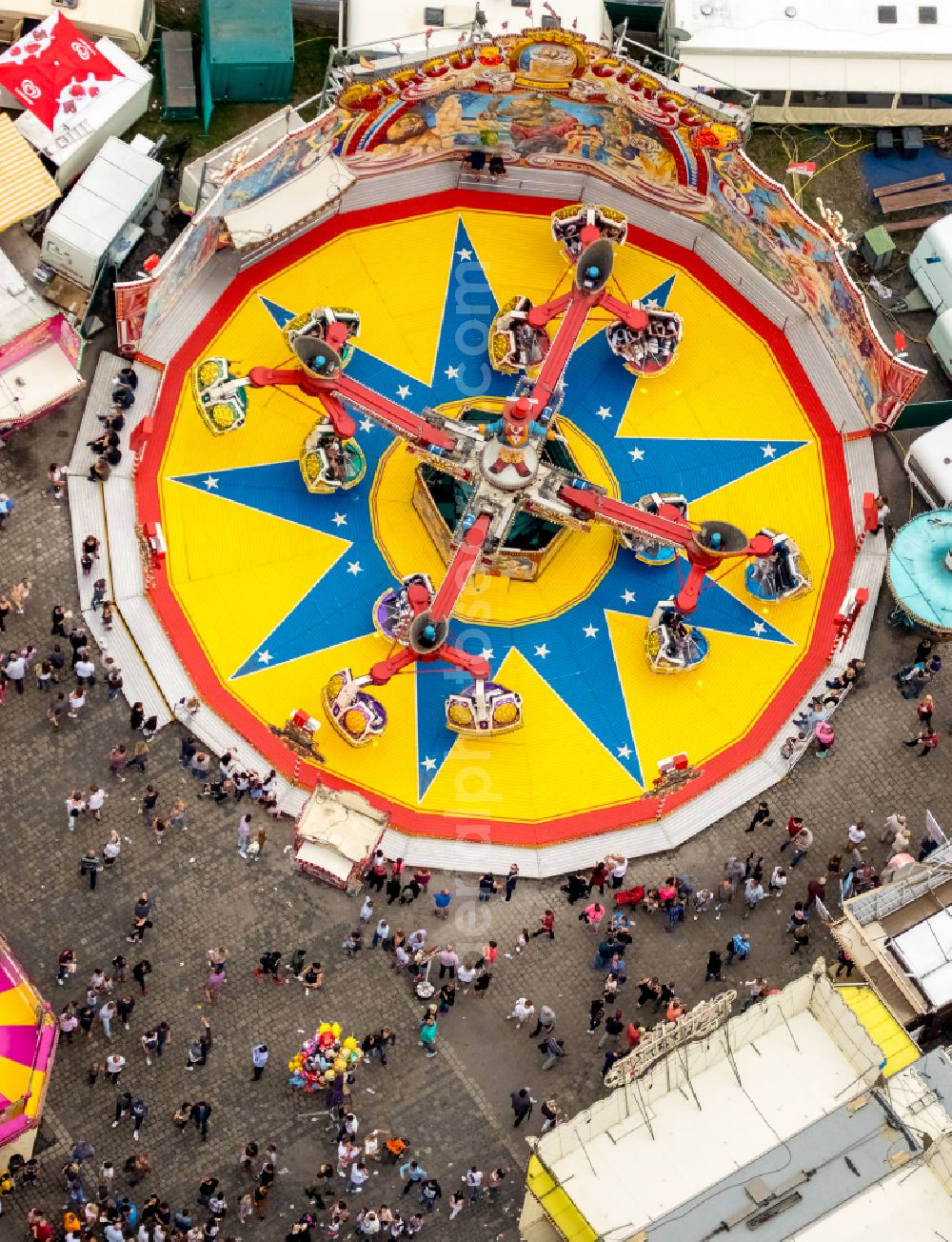 Herne from the bird's eye view: Fair - event location at festival Cranger Kirmes in Herne at Ruhrgebiet in the state North Rhine-Westphalia