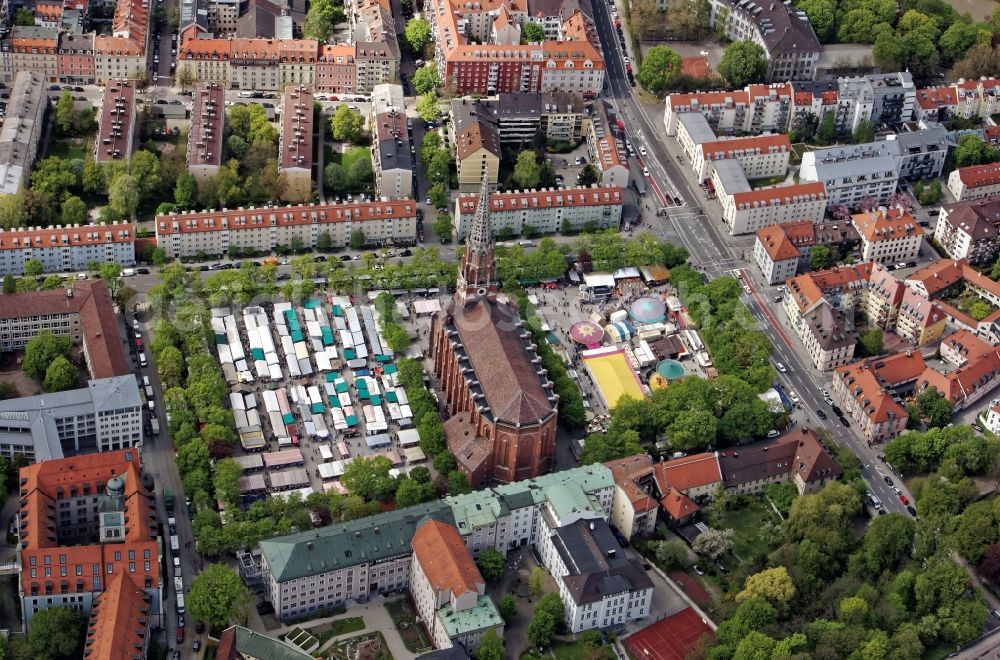 München from the bird's eye view: Fair - and Rummel- event grounds at Mariahilfplatz on church building in the Mariahilf Church in Neighborhood Au in Munich in Bavaria