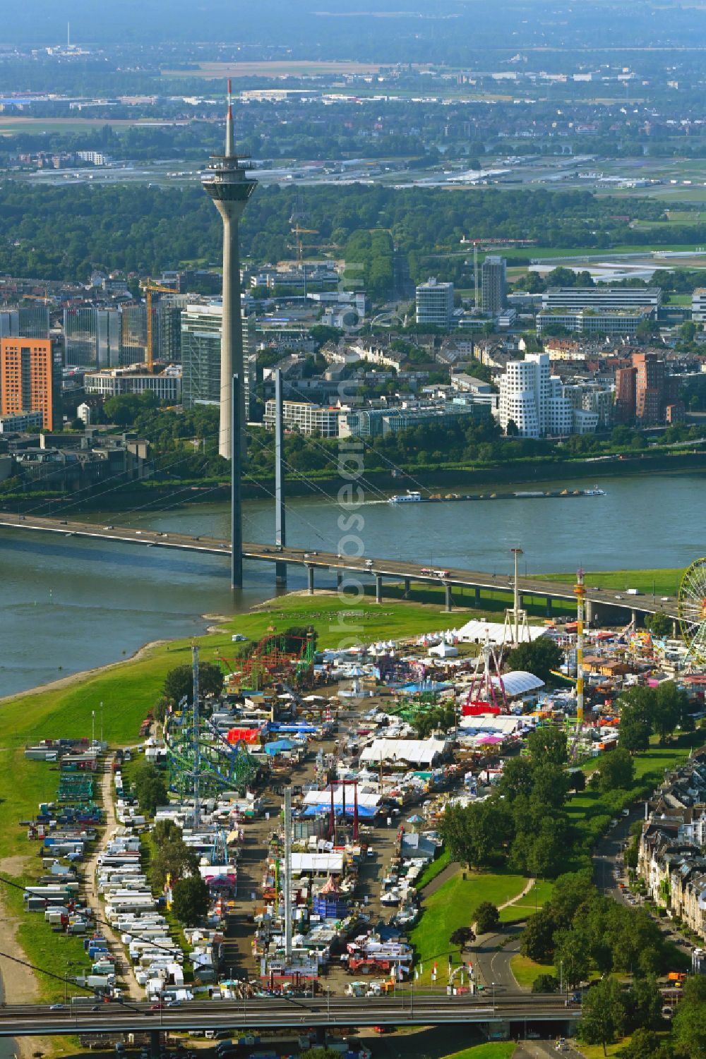 Düsseldorf from above - Fair and carnival event area at the folk festival on the Rhine meadows in the district of Oberkassel in Duesseldorf in the federal state of North Rhine-Westphalia, Germany