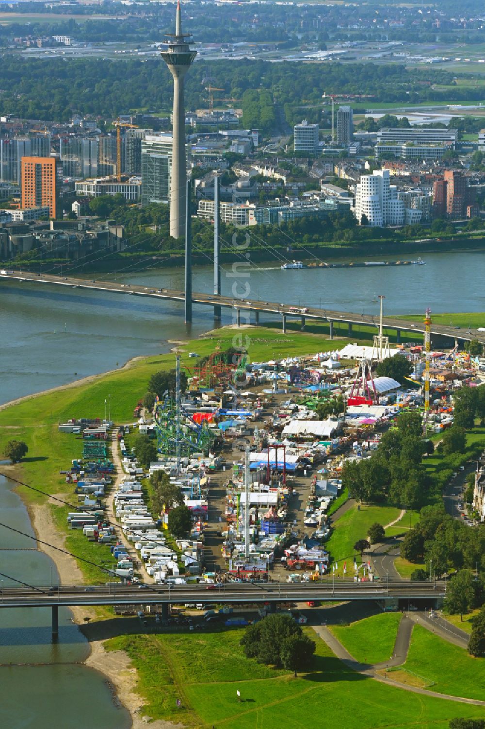 Düsseldorf from the bird's eye view: Fair and carnival event area at the folk festival on the Rhine meadows in the district of Oberkassel in Duesseldorf in the federal state of North Rhine-Westphalia, Germany