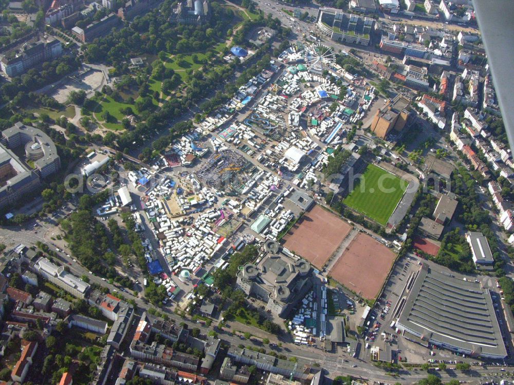 Hamburg from the bird's eye view: Fair location Heiligengeistfeld of Hamburger Dom festival center in the Karolinenviertel in the district Sankt Pauli in Hamburg, Germany