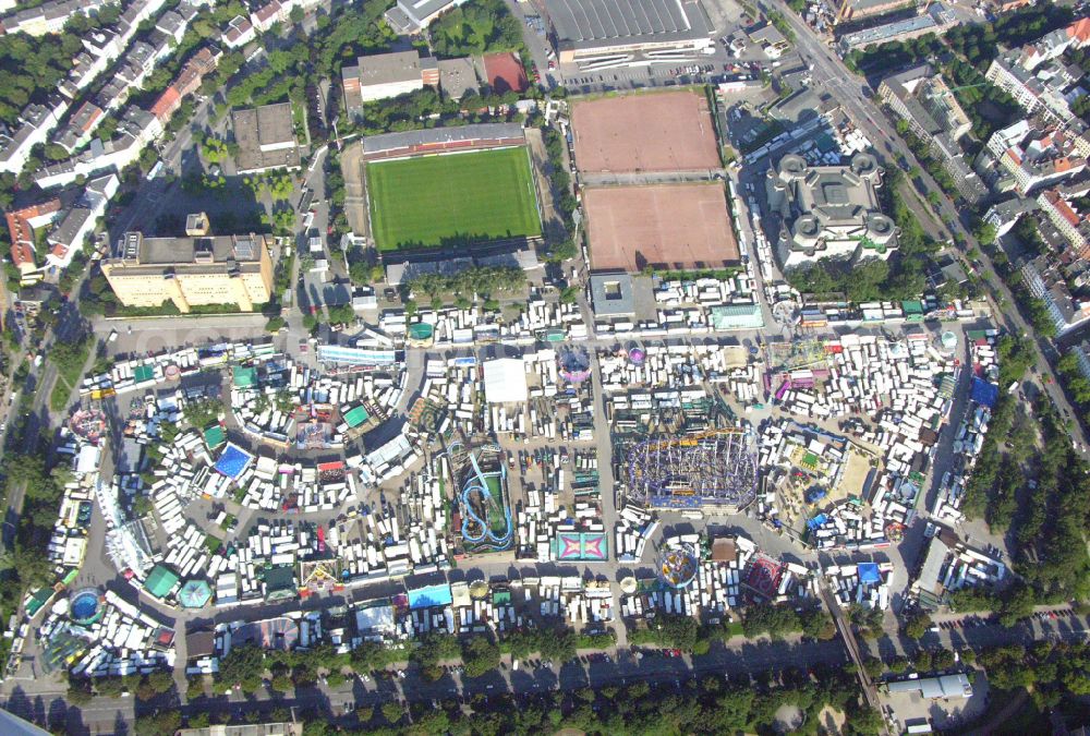 Aerial image Hamburg - Fair location Heiligengeistfeld of Hamburger Dom festival center in the Karolinenviertel in the district Sankt Pauli in Hamburg, Germany