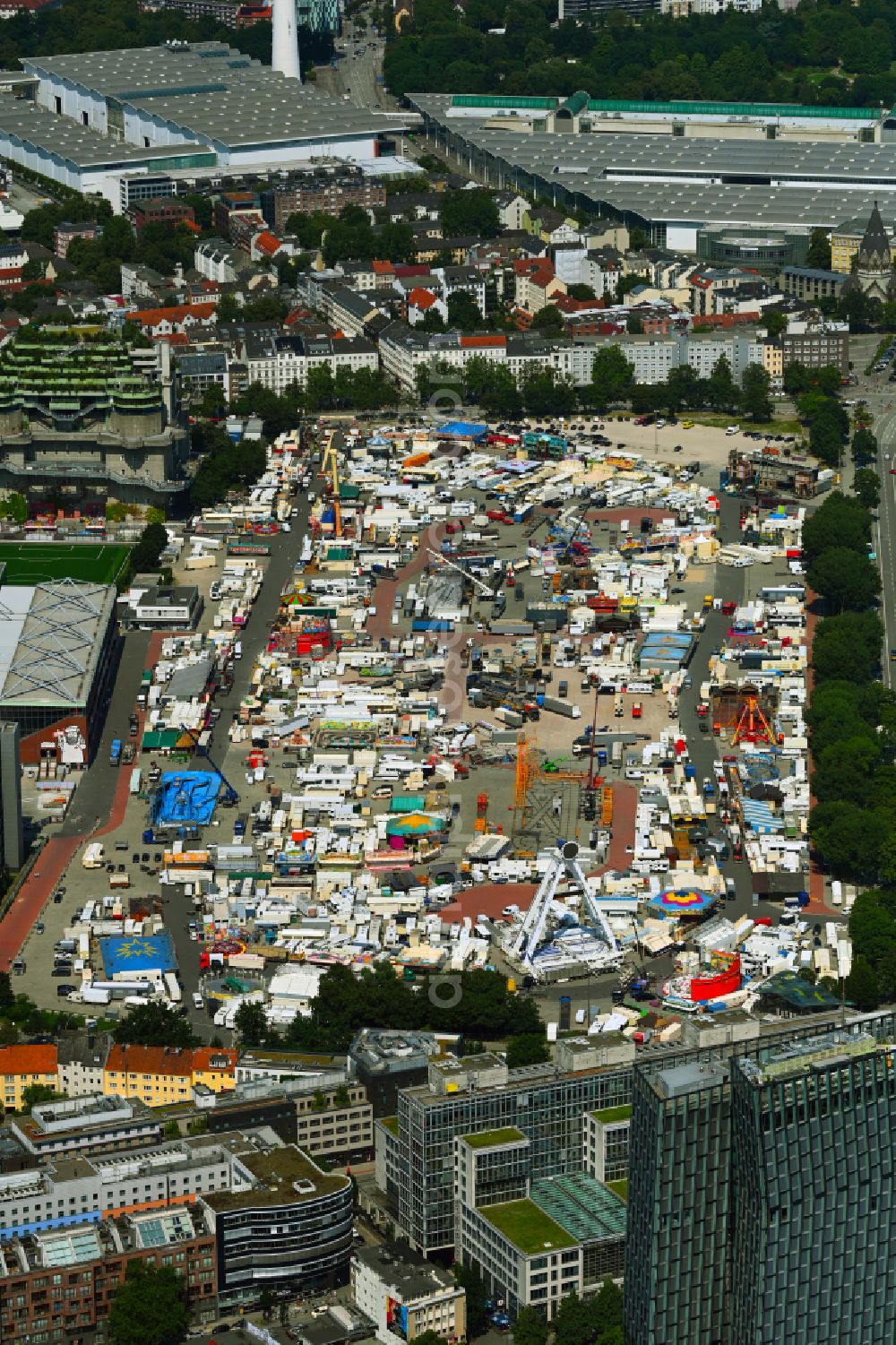 Aerial photograph Hamburg - Fair location Heiligengeistfeld of Hamburger Dom festival center in the Karolinenviertel in the district Sankt Pauli in Hamburg, Germany