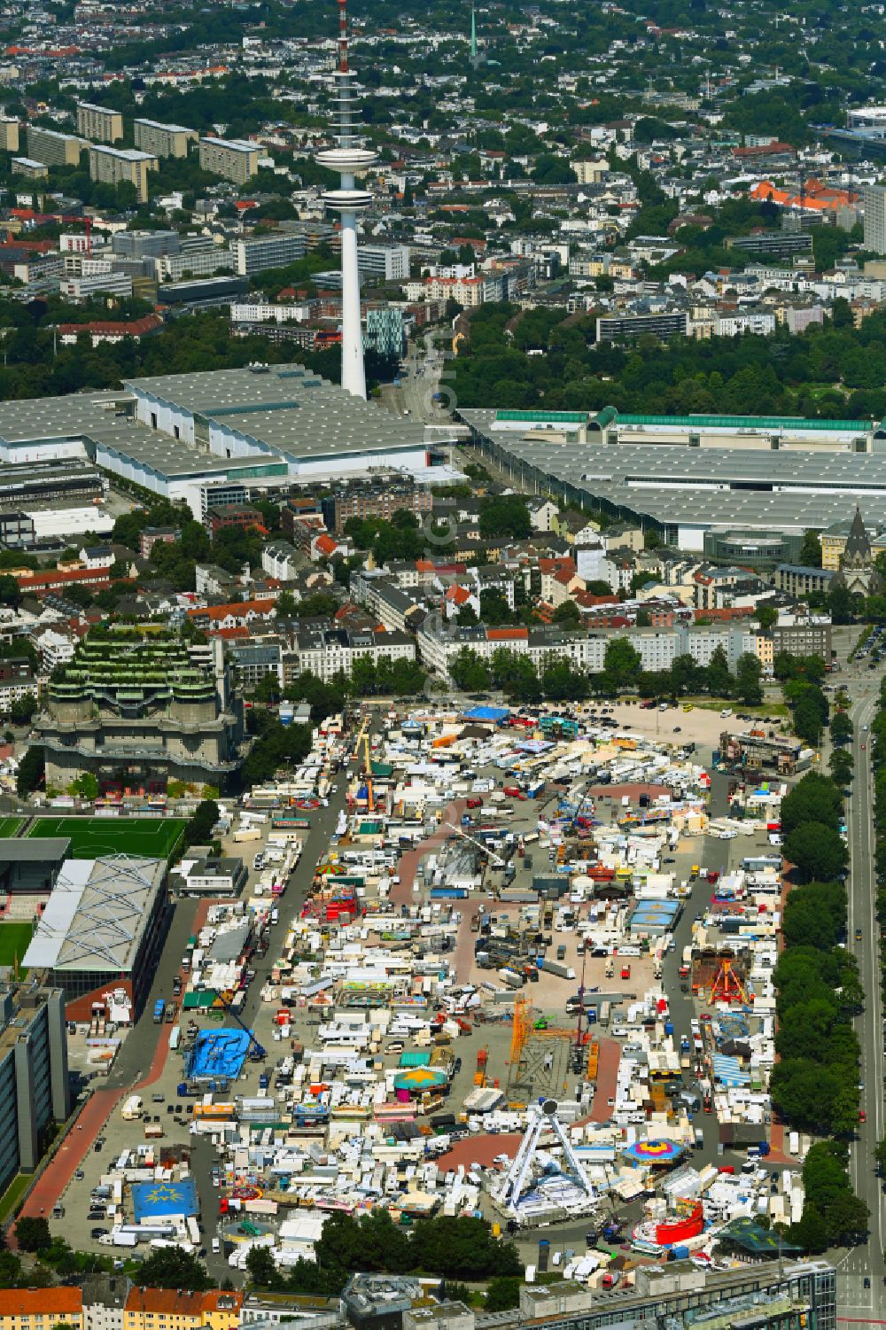 Hamburg from above - Fair location Heiligengeistfeld of Hamburger Dom festival center in the Karolinenviertel in the district Sankt Pauli in Hamburg, Germany