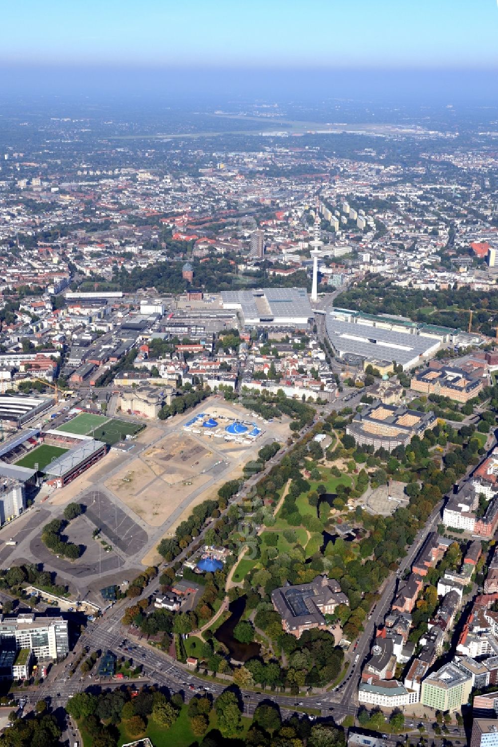 Hamburg from above - Fair location Heiligengeistfeld of Hamburger Dom festival and exhibition and congress center Hamburg in the Karolinenviertel neighborhood in Hamburg, Germany