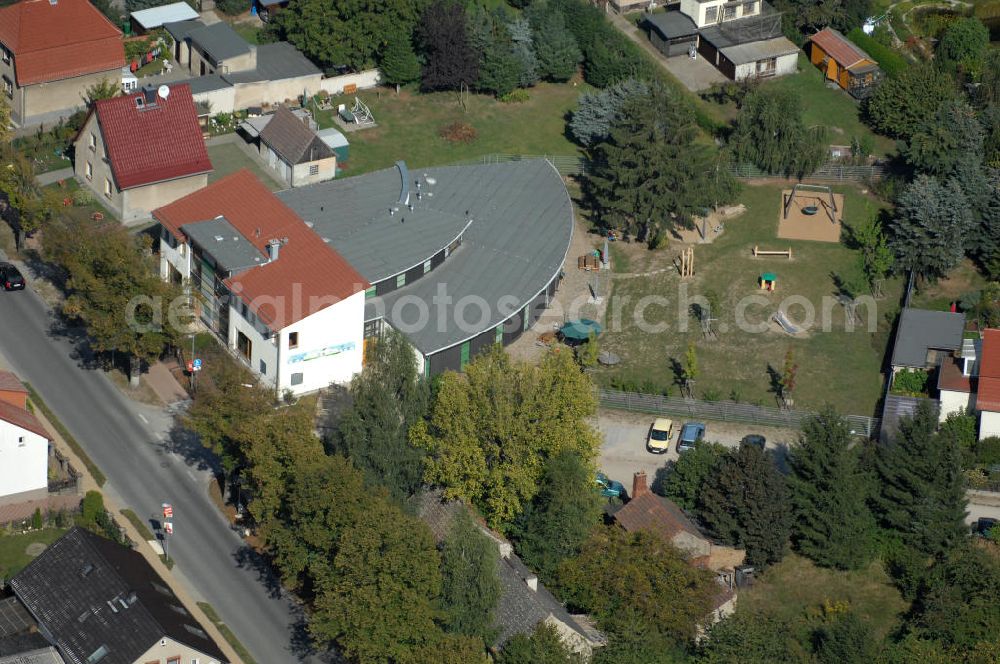 Bernau from the bird's eye view: Blick auf die Neubau- Kindertagesstätte / Kinderkrippe Ladeburg (Bernau). an der Schmetzdorfer Str. 1 in 16321 Bernau - Ladeburg