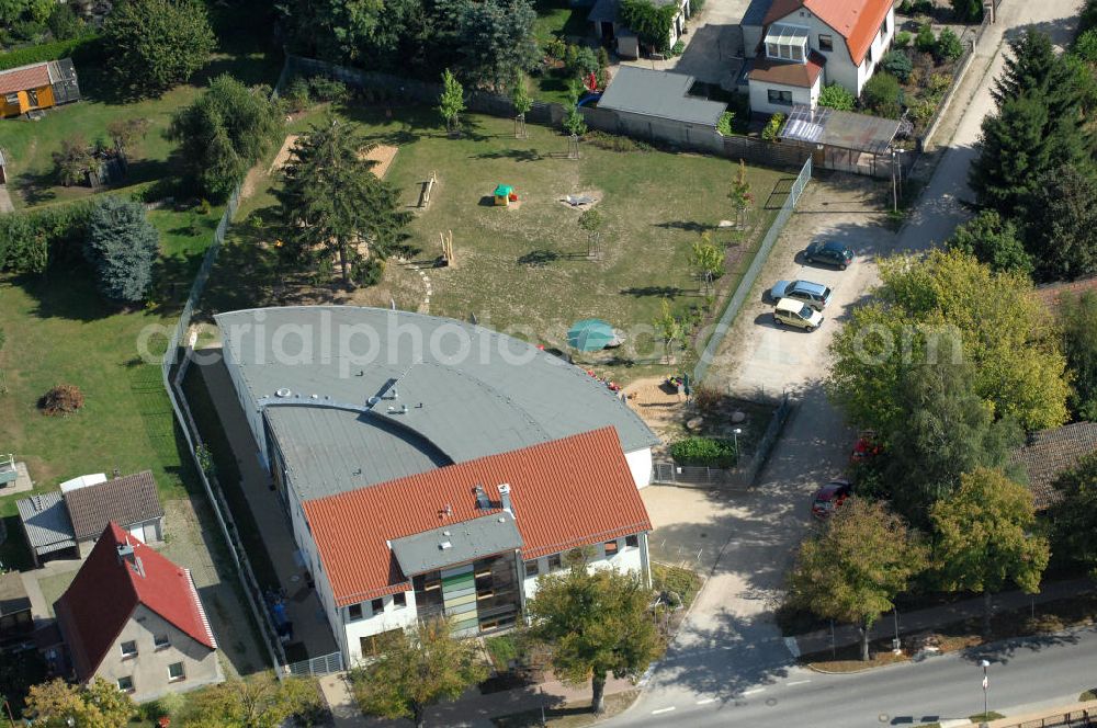 Bernau from the bird's eye view: Blick auf die Neubau- Kindertagesstätte / Kinderkrippe Ladeburg (Bernau). an der Schmetzdorfer Str. 1 in 16321 Bernau - Ladeburg